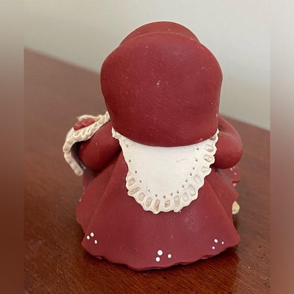 Small Clay Woman in Bonnet Sewing a Quilt - Crafting - Picture 5 of 11